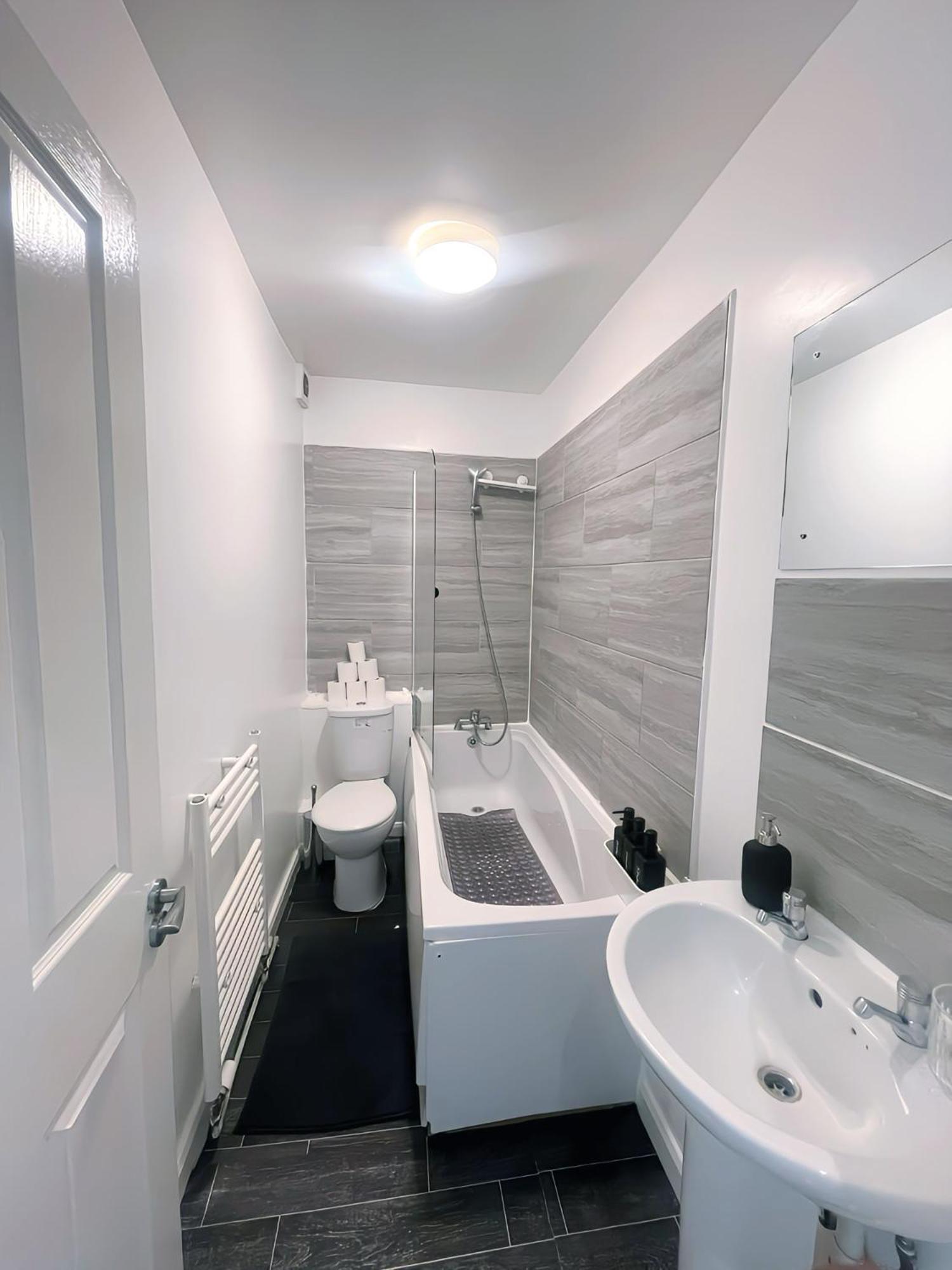 Stylish 2br Wifi - Free Parking - Canning Town *